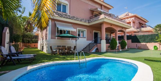 Spectacular villa next to the sea