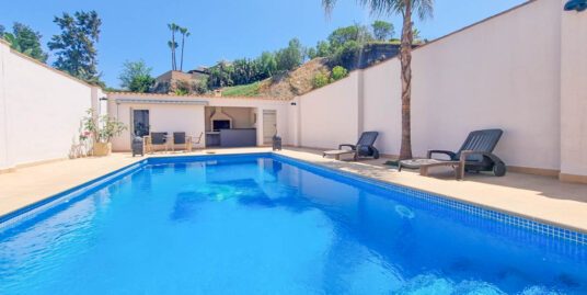 Preciosa villa pareada con piscina privada